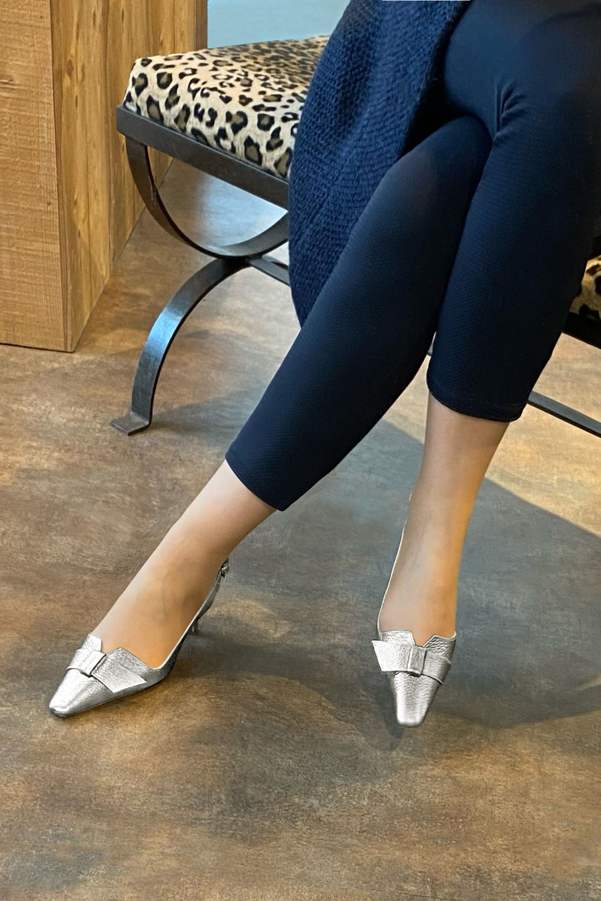 Light silver women's slingback shoes. Tapered toe. Medium spool heels. Worn view - Florence KOOIJMAN